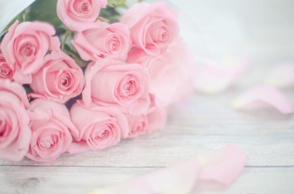ピンクのバラの花束とメッセージカード