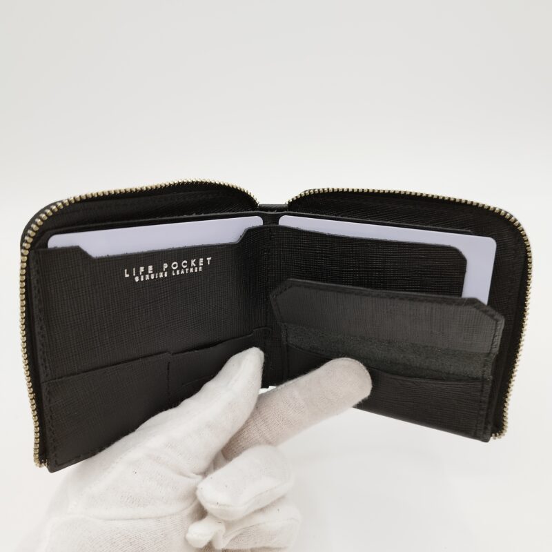 LIFE-POCKETの「Smart-Wallet2-Saffiano」のカード入れにカードを入れた画像