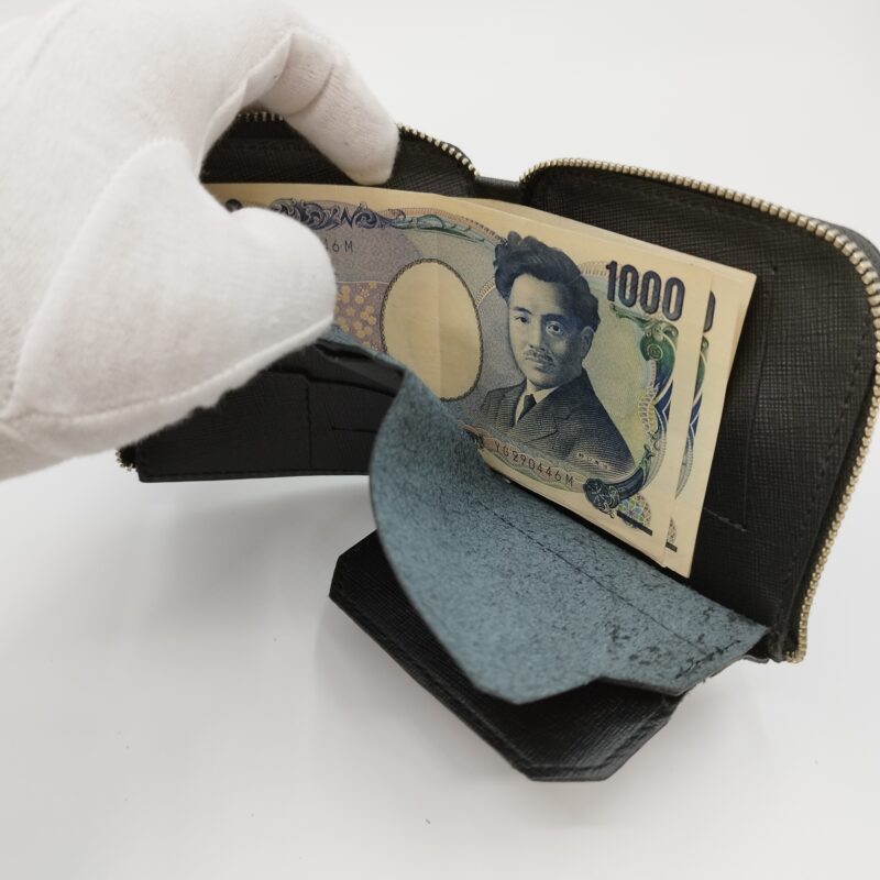 LIFE POCKETの「Smart Wallet2 Saffiano」の札入れに実際お札を入れてみた画像