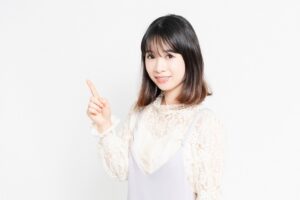 指差しポーズをしている女性